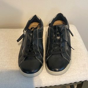 Earth Origins 8.5 leather sneakers.